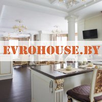 Просторная изысканная кухня в светлых тонах